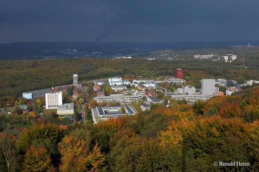 Blick vom Schwarzenbergturm über die Uni Saarbrücken und Dudweiler