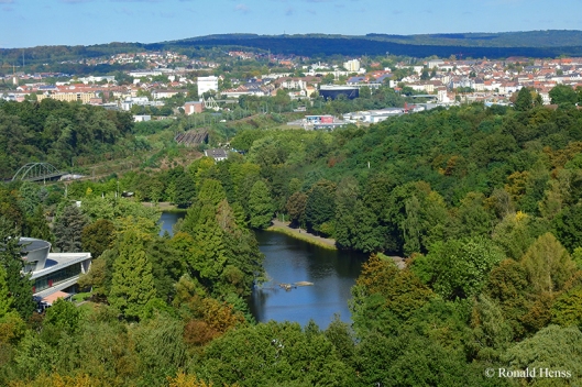 Blick über den Deutschmühlenweiher im Deutsch-Französischen Garten nach Burbach und Malstatt